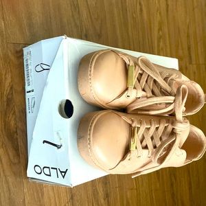 Light pink sneakers size 7 used very good condition